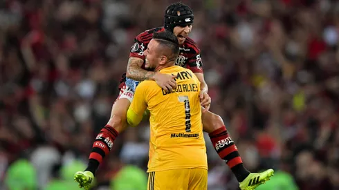 Diego Alves e Rafinha jogadores do Flamengo comemoram o gol durante partida contra o Gremio no estadio Maracanã pelo campeonato Libertadores 2019. Diego anunciou sua aposentadoria