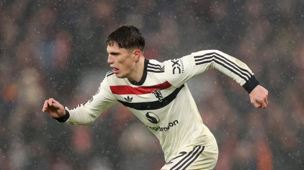 Garnacho conduzindo a bola pelo Man United (Carl Recine/Getty Images)