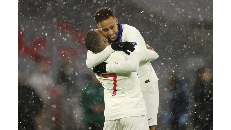 Mbappé e Neymar quando atuavam juntos pelo PSG (Photo by Alexander Hassenstein/Getty Images)