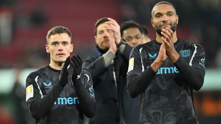 Tah, Wirtz e Xabi Alonso em jogo do Leverkusen contra o Augsburg. Os três podem seguir juntos para o Real Madrid. Foto: Sebastian Widmann