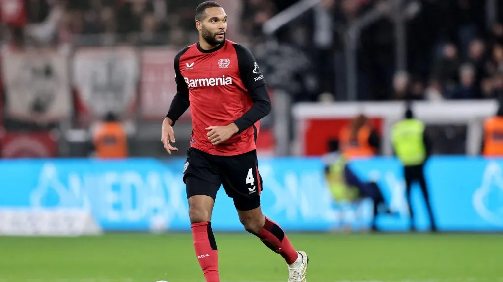 Jonathan Tah em jogo do Bayer Leverkusen. Foto: Christof Koepsel/Getty Images