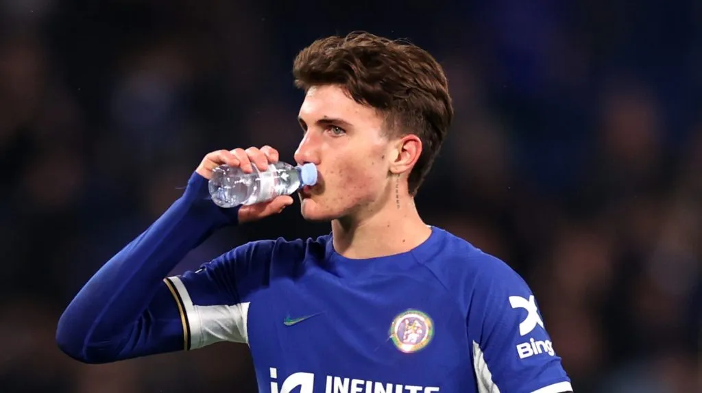 Cesare Casadei com o uniforme tradicional do Chelsea (Ryan Pierse/Getty Images)