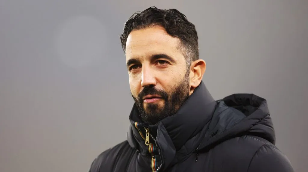 Ruben Amorim, de casaco preto, pelo Manchester United. (Photo by Naomi Baker/Getty Images)