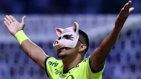 Rony usando máscara de porco em jogo contra o Bahia. Jogador negocia com o Fluminense.