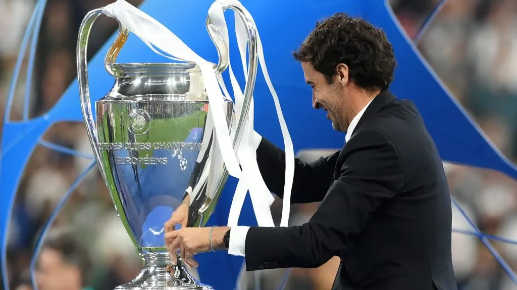 PARIS, FRANÇA - 28 DE MAIO: O ex-jogador do Real Madrid Raul coloca o troféu da Liga dos Campeões da UEFA no pódio antes da apresentação do troféu após o apito final da final da Liga dos Campeões da UEFA entre Liverpool FC e Real Madrid no Stade de France em 28 de maio de 2022 em Paris, França.