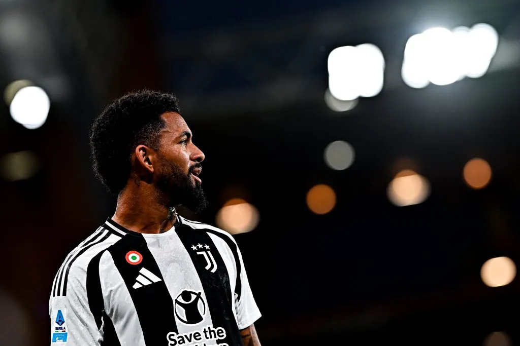 Douglas Luiz em ação pela Juventus. Ele é alvo do Manchester City e Chelsea (Photo by Simone Arveda/Getty Images)