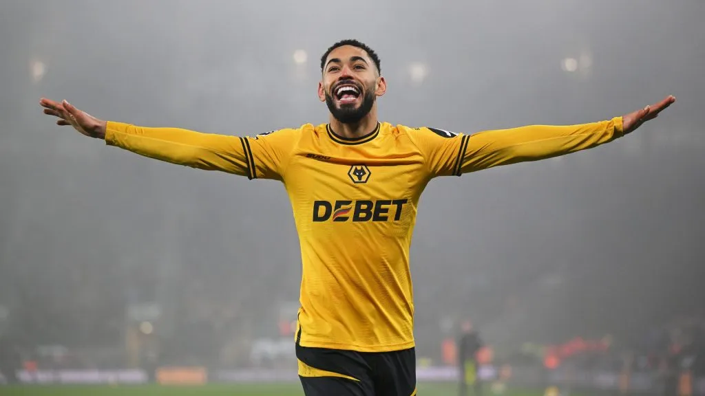 Matheus Cunha em jogo do Wolverhampton., com a camisa amarela, alvo do Manchester United Foto: Shaun Botterill/Getty Images