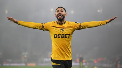 Matheus Cunha em jogo do Wolverhampton contra o Manchester United. PSG está interessado no atacante. Foto: Shaun Botterill/Getty Images