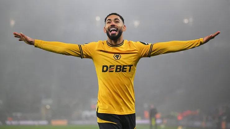 Matheus Cunha em jogo do Wolverhampton contra o Manchester United. PSG está interessado no atacante. Foto: Shaun Botterill/Getty Images