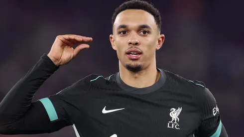 Alexander-Arnold é alvo do Real Madrid e, segundo portal, faz exigência para assinar. (Photo by Julian Finney/Getty Images)