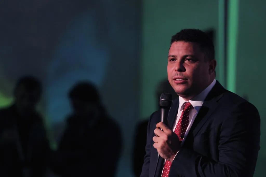 Ronaldo em evento segurando microfone