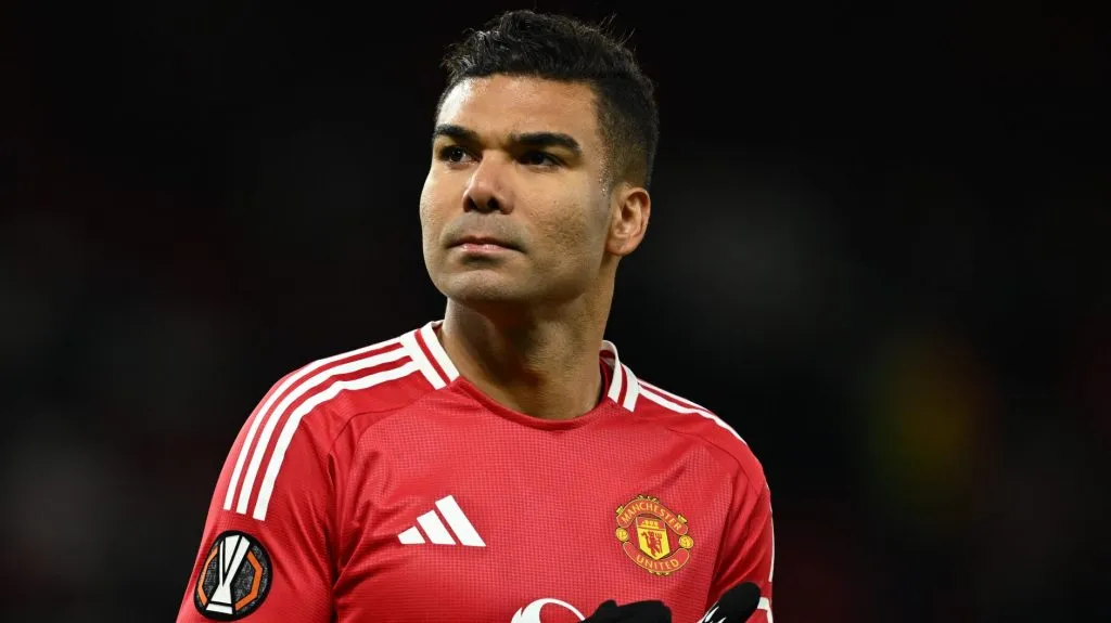 Casemiro com a camisa vermelha do Manchester United (Photo by Gareth Copley/Getty Images)