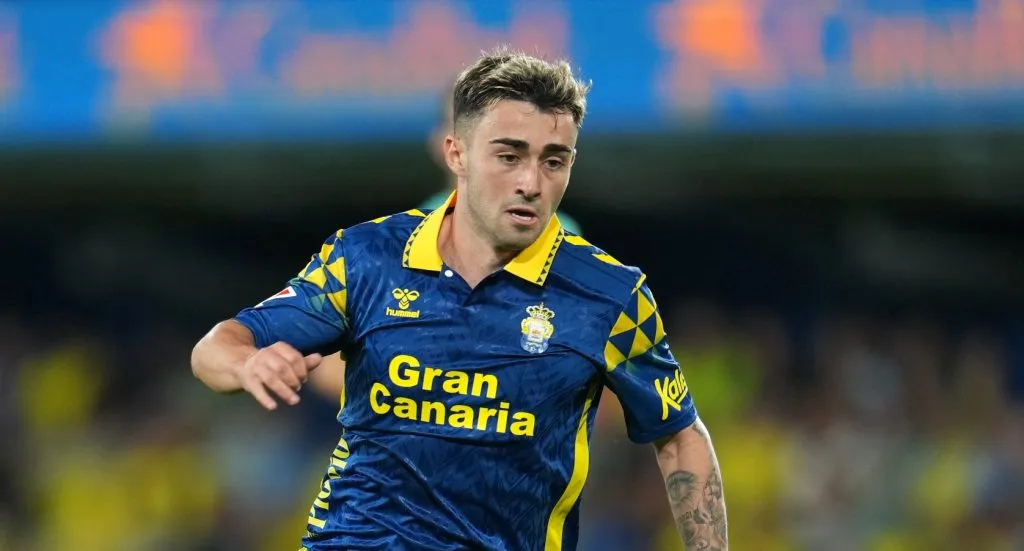 Alberto Moleiro conduzindo a bola pelo Las Palmas (Aitor Alcalde/Getty Images)