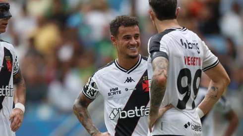 Philippe Coutinho conversa com companheiros em partida do Campeonato Brasileiro entre Vasco e Cuiabá. Foto: Sipa US / Alamy Stock Photo
