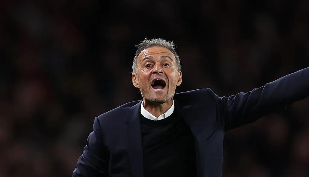 Luis Enrique de terno à beira do campo pelo PSG (Julian Finney/Getty Images)