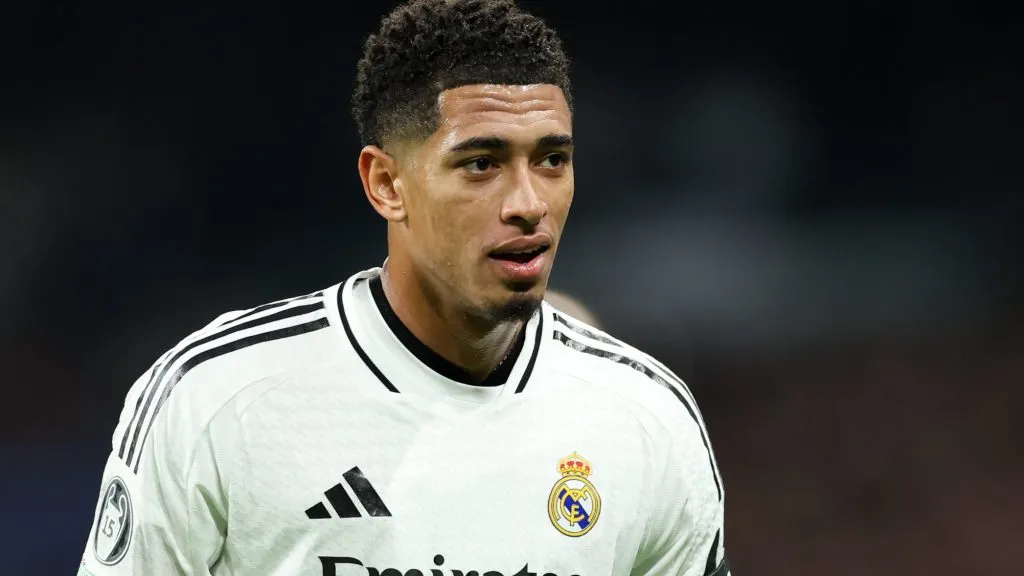 Bellingham com a camisa branca do Real Madrid. (Photo by Florencia Tan Jun/Getty Images)