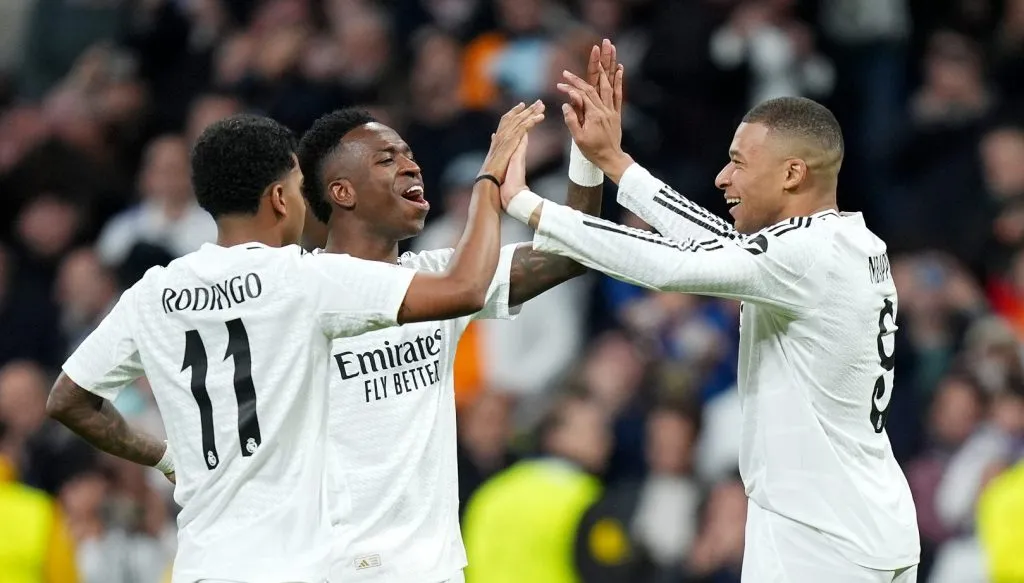 Mbappé, Vini Jr e Rodrygo celebrando o terceiro gol do Real Madrid (Angel Martinez/Getty Images)