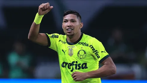 Rony jogador do Palmeiras comemora seu gol durante partida contra o Bahia