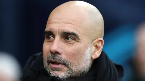 Pep Guardiola observando jogo contra o West Ham United. Treinador decidiu integrar Echeverri ao elenco do clube. Foto: Carl Recine