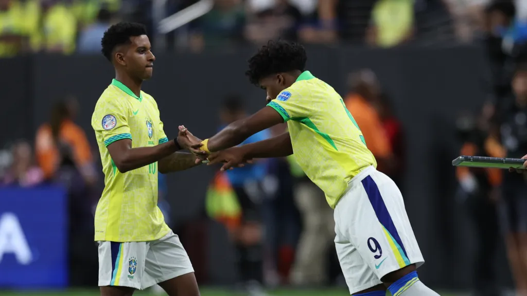 Endrick e Rodrygo, jogadores do Real Madrid em partida pela Seleção Brasileira . (Photo by Buda Mendes/Getty Images)