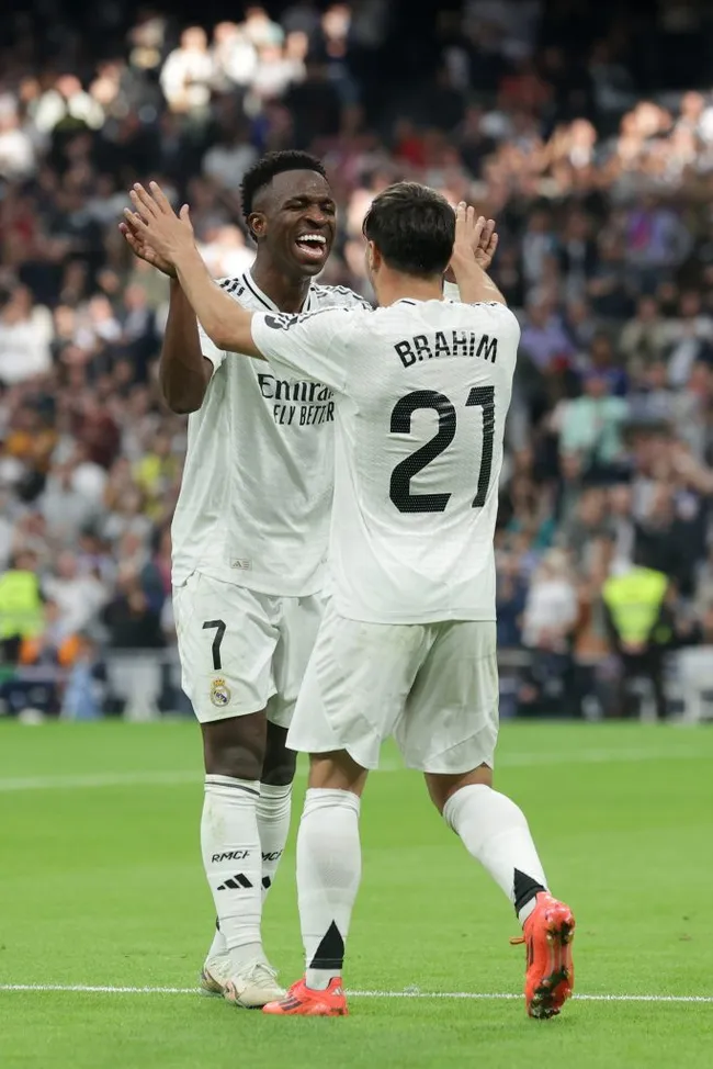 Vinicius Junior e Brahim Díaz pelo Real Madrid. Ele é alvo do Manchester United, segundo portal (Photo by Gonzalo Arroyo Moreno/Getty Images)