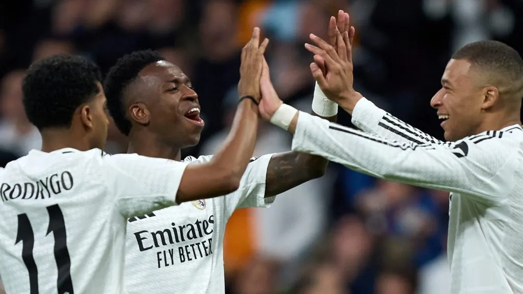 Kylian Mbappé, do Real Madrid, comemora o terceiro gol de sua equipe com os companheiros Rodrygo Goes e Vinícius Júnior durante a partida da Fase de Liga da UEFA Champions League 2024/25 (MD7) entre Real Madrid C.F. e FC Salzburg, no Estádio Santiago Bernabéu, em 22 de janeiro de 2025, em Madri, Espanha. (Foto por Angel Martinez/Getty Images)