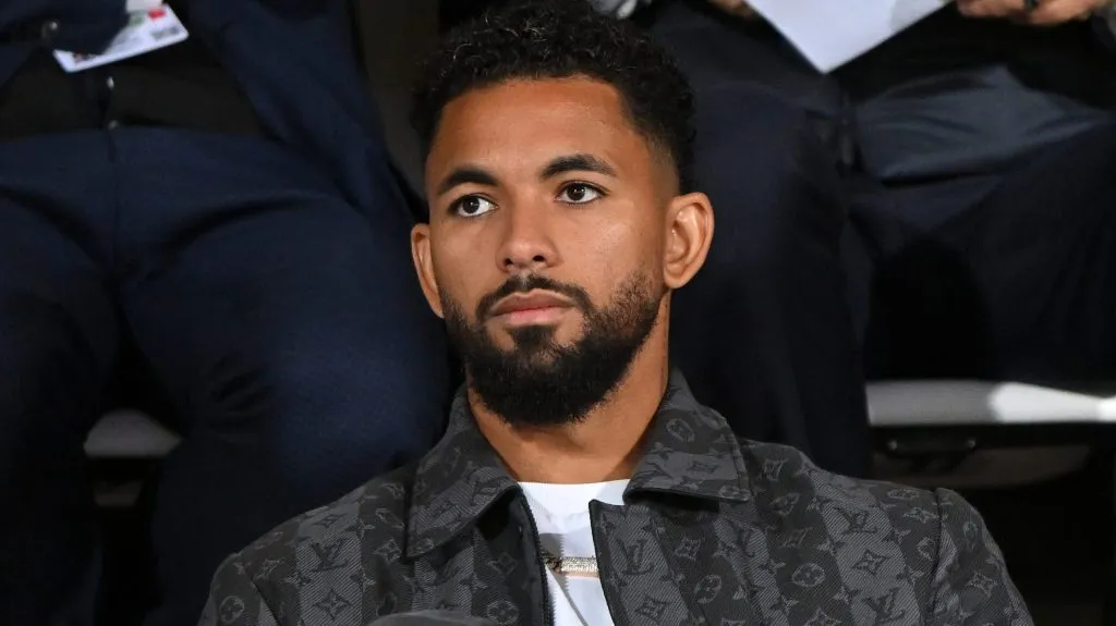 Douglas Luiz, de jaqueta preta, pela Juventus (Photo by Chris Ricco/Getty Images)