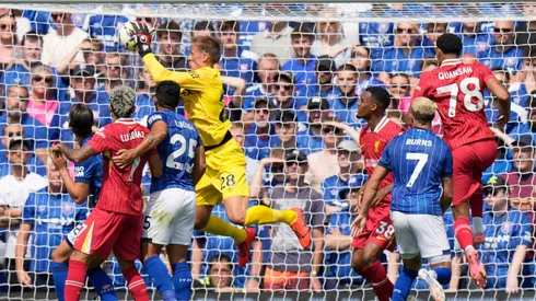 Jogadores dividem bola aérea em partida da Premier League entre Liverpool e Ipswich Town. Foto: Associated Press / Alamy Stock Photo