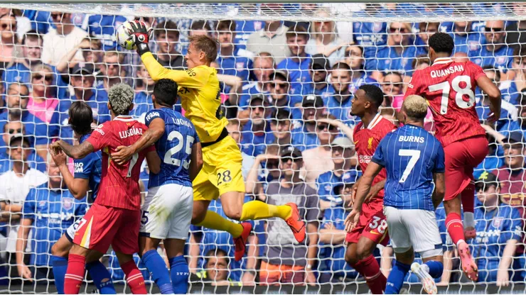 Jogadores dividem bola aérea em partida da Premier League entre Liverpool e Ipswich Town. Foto: Associated Press / Alamy Stock Photo