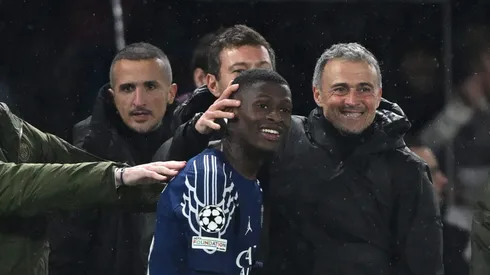 Dembélé é abraçado por Luis Enrique. Foto: Mike Hewitt/Getty Images