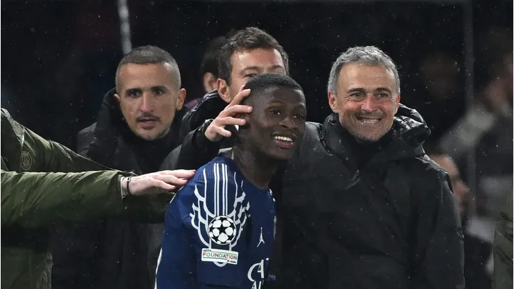 Dembélé é abraçado por Luis Enrique. Foto: Mike Hewitt/Getty Images