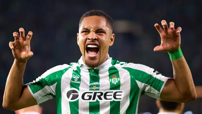 Vitor Roque, alvo do Palmeiras, em ação pelo Real Betis