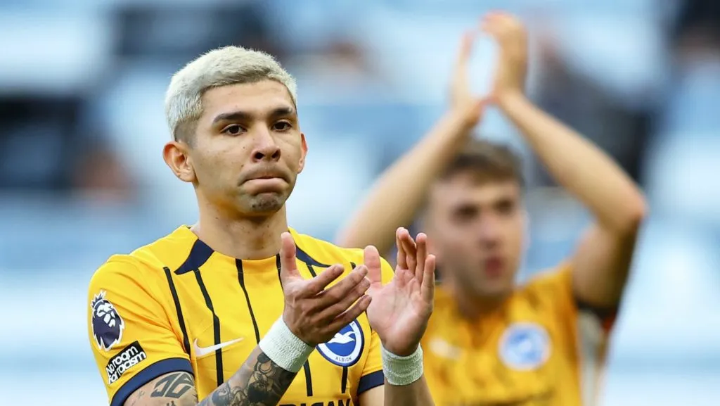 Julio Enciso, do Brighton &amp; Hove Albion, reconhece os fãs após a partida da Premier League entre Newcastle United FC e Brighton &amp; Hove Albion FC em St James' Park, no dia 19 de outubro de 2024, em Newcastle upon Tyne, Inglaterra. (Foto de Matt McNulty/Getty Images)