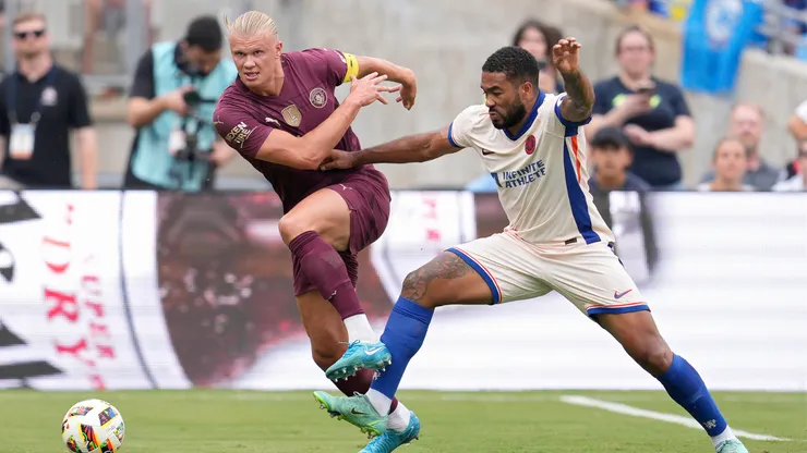 Reece James marcando Haaland em partida entre Manchester City x Chelsea