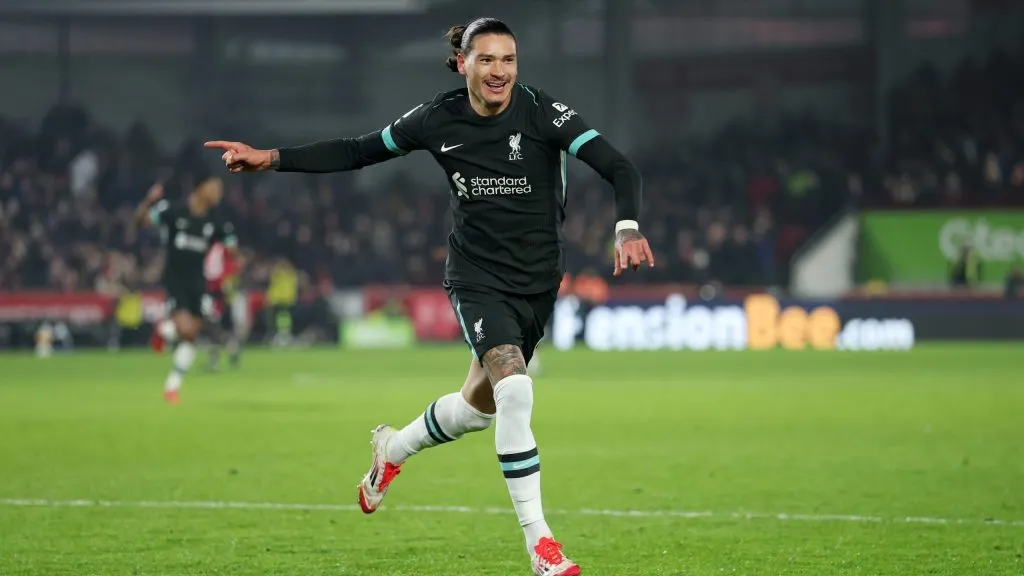 Darwin Núñez comemorando gol do Liverpool. Foto: Ryan Pierse/Getty Images