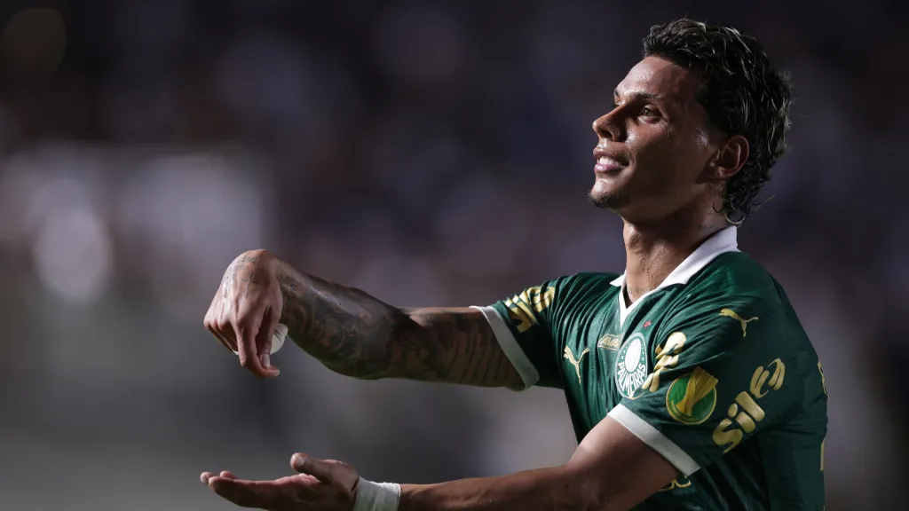 Richard Ríos jogador do Palmeiras comemora seu gol durante partida contra o Santos (foto: Ettore Chiereguini/AGIF)