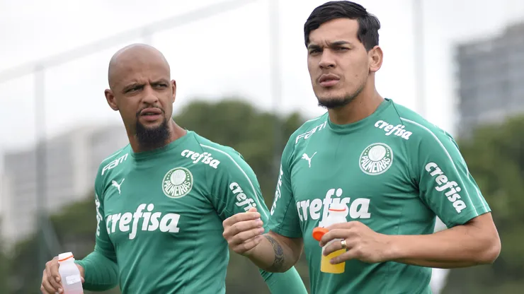 Felipe Melo junto de Gustavo Gómez em treino do Palmeiras. Brasileiro anunciou a aposentadoria do futebol