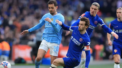 Bernardo Silva divide bola com Ben Chilwell em partida entre Manchester City e Chelsea. Foto: Sportimage Ltd / Alamy Stock Photo