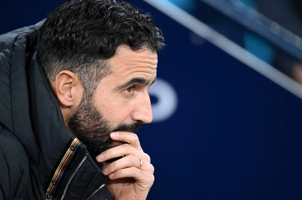 Ruben Amorim está chateado por ainda não ter reforços no Manchester United (Photo by Michael Regan/Getty Images)