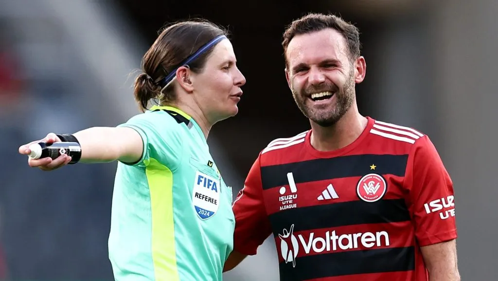 A árbitra Casey Reibelt e Juan Mata, do Wanderers, compartilham uma brincadeira durante a partida da 11ª rodada da A-League Men entre Western Sydney Wanderers e Macarthur FC no CommBank Stadium, em 1º de janeiro de 2025, em Sydney, Austrália. (Foto de Brendon Thorne/Getty Images)