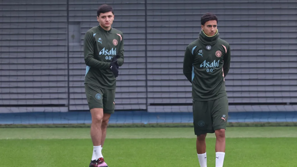 Khusanov e Vitor Reis em treino do Manchester City  (Photo by Alex Livesey/Getty Images)