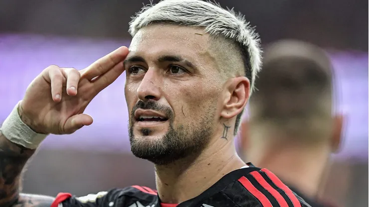 Ídolo do Flamengo, Arrascaeta se torna alvo de dois grandes rivais.