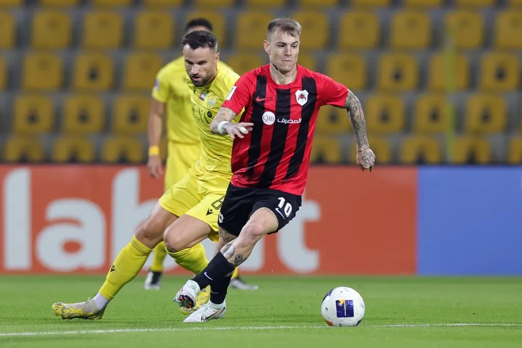 Róger Guedes em ação pelo Al-Rayyan. Foto: Neville Hopwood/Getty Images