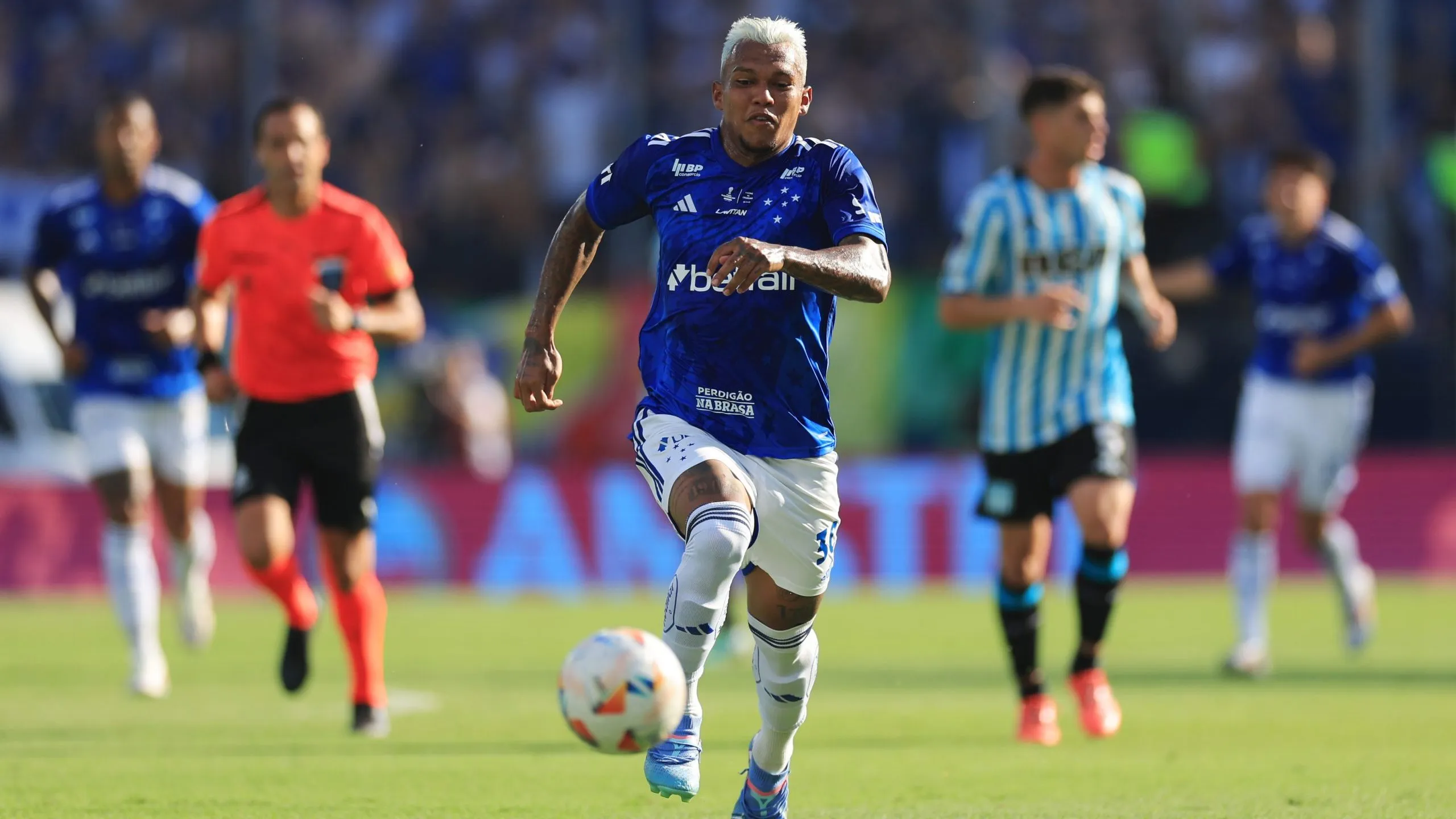 Gabriel Veron jogando a final da Copa Sul-Americana 2024. Foto: Buda Mendes/Getty Images