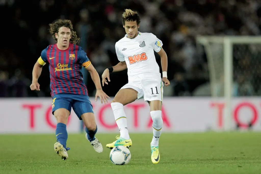 Neymar enfrentando o Barcelona, em 2011 (Photo by Lintao Zhang/Getty Images)