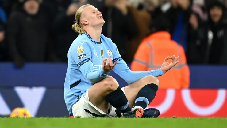 Erling Haaland comemora ao marcar gol do Manchester City