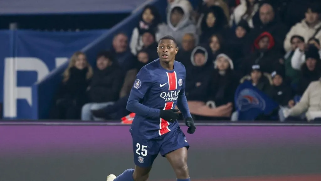 Nuno Mendes em campo pelo PSG (Catherine Steenkeste/Getty Images for Qatar Airways)