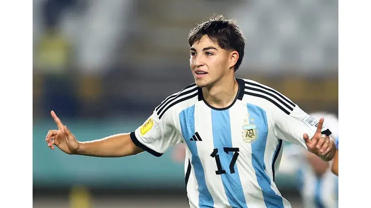 Com seu talento, visão de jogo e destaque nas categorias de base do Newell's Old Boys, ele despertou o interesse de gigantes europeus como Inter de Milão, PSG e Borussia Dortmund. (Foto: Divulgação/Twitter)