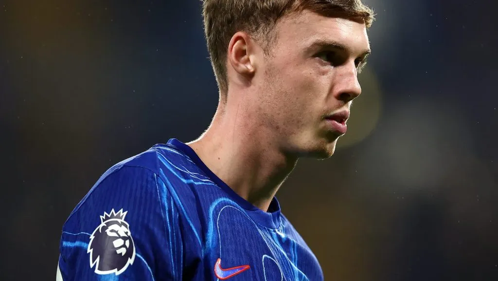 Cole Palmer, do Chelsea, observa durante a partida da Premier League entre Chelsea FC e AFC Bournemouth no Stamford Bridge em 14 de janeiro de 2025, em Londres, Inglaterra. (Foto de Bryn Lennon/Getty Images)