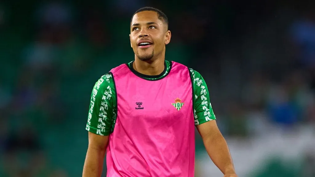 Vitor Roque, do Barcelona, está emprestado ao Real Betis, mas segundo ROberto Dellato, o jogador pode defender o Palmeiras e receber salário de R$2 milhões por mês. Foto: Fran Santiago/Getty Images